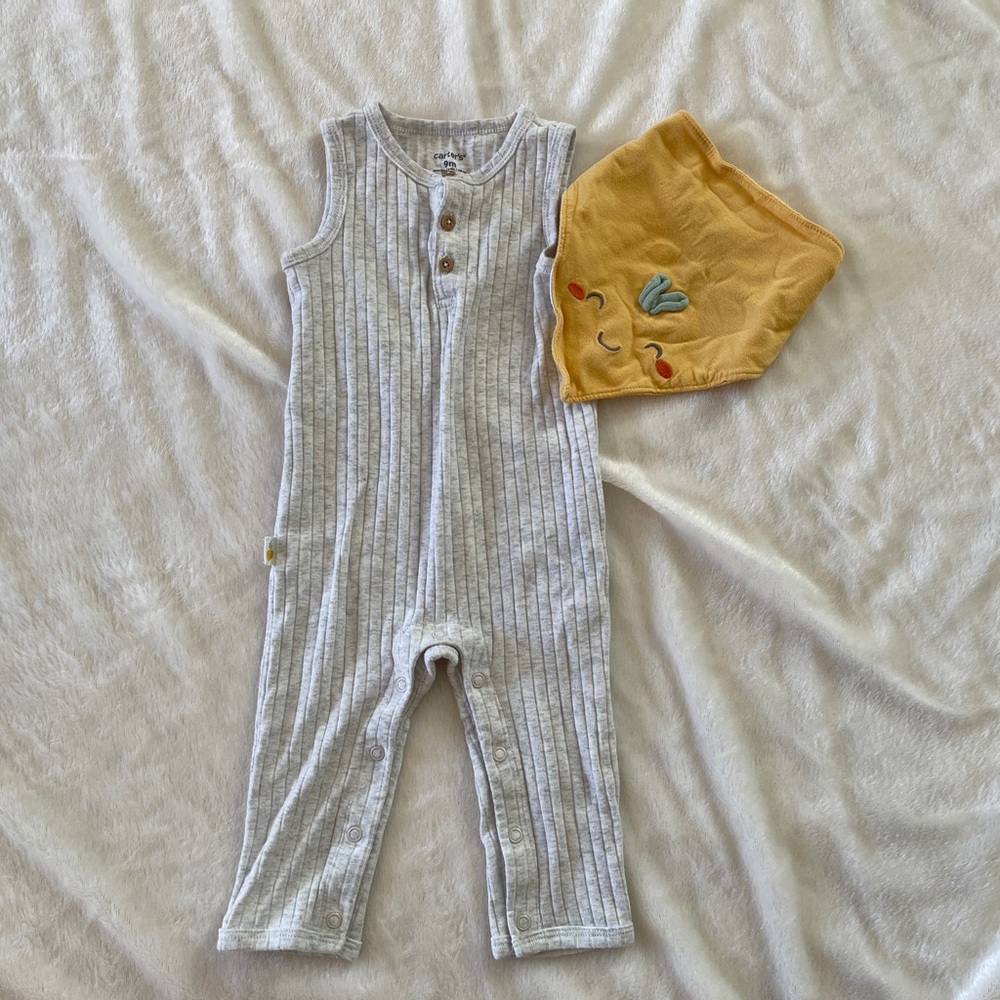 Carter’s Baby Gray Ribbed Romper & Yellow Bib Set Size  9M